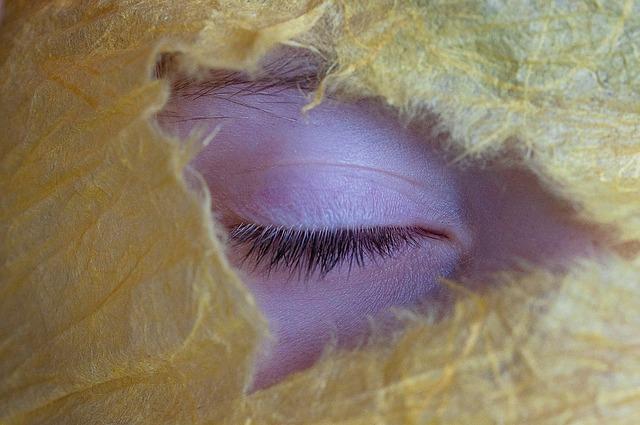 Tips for Maintaining Healthy Eyelids Between Cleanings